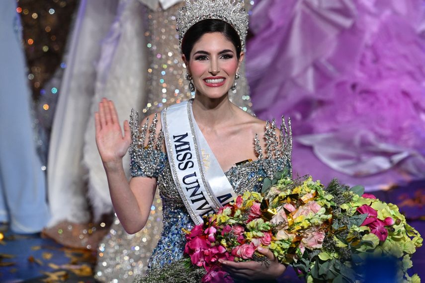 Miss Universo Venezuela 2024, Stephany Abasali del estado Anzoátegui, saluda mientras celebra tras ser coronada durante el certamen de belleza en Caracas el 5 de diciembre de 2024.