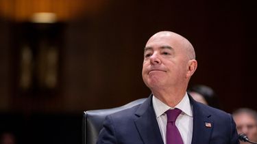 El secretario de Seguridad Nacional, Alejandro Mayorkas, declara durante una audiencia de la Comisión de Asignaciones Presupuestarias del Senado en torno a una solicitud de fondos suplementarios que presentó el presidente Joe Biden, el miércoles 8 de noviembre de 2023, en Washington.