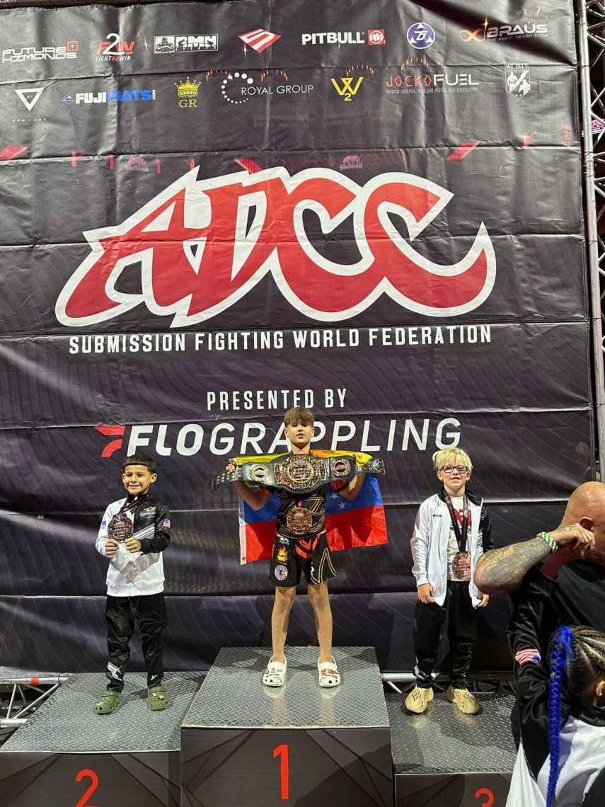 Ignacio Galavis (centro) posa tras coronarse campeón mundial de jiu-jitsu en Las Vegas.