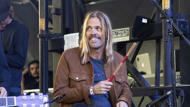 Taylor Hawkins toca el 2 de diciembre de 2018 en One Love Malibu en Calabasas, California.&nbsp;