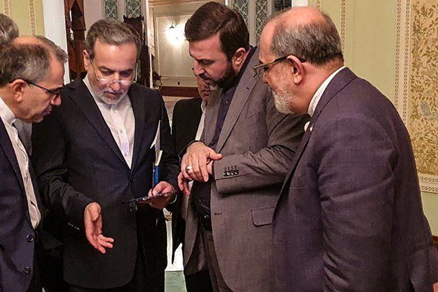 Esta imagen, proporcionada por Khabar Online el 12 de abril de 2025, muestra al ministro de Asuntos Exteriores de Irán, Abbas Araghchi (2.º por la izq.), hablando con miembros de la delegación iraní tras una reunión en Mascate.