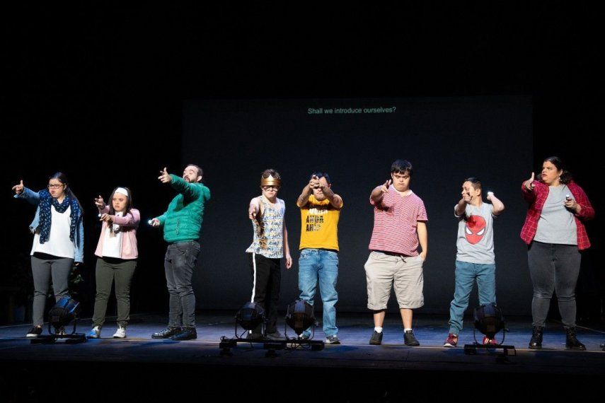 Puesta de escena de Hamlet en el Teatro Barbican de Londres a cargo de ocho actores peruanos con síndrome de Down.