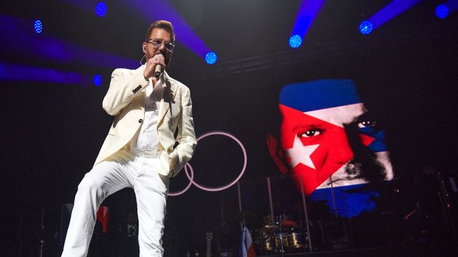 El cantante Willy Chirino celebró, junto a importantes figuras de la música latina, 50 años de trayectoria artística con un concierto el James L. Knight Center de Miami.