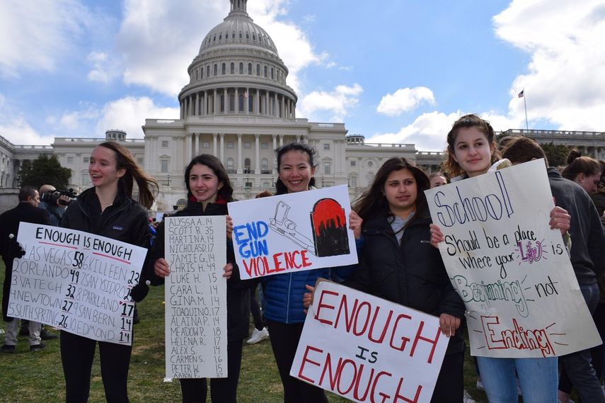 A un mes de la masacre de Parkland, estudiantes de todo el país hicieron protestas masivas contra la violencia armada, una de ellas fuera del Capitolio de EEUU.