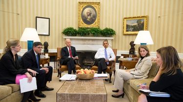 Kathryn&nbsp; Ruemmler&nbsp; (en el extremo izquierdo de la foto) durante una reunión con el entonces presidente Barack Obama.