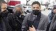 El actor Jussie Smollett llega con su madre, Janet, al Tribunal Penal de Leighton para el quinto día de su juicio en Chicago, el lunes 6 de diciembre de 2021. Smollett está acusado de mentir a la policía al denunciar que fue víctima de un ataque racista y antigay en el centro de Chicago hace casi tres años.