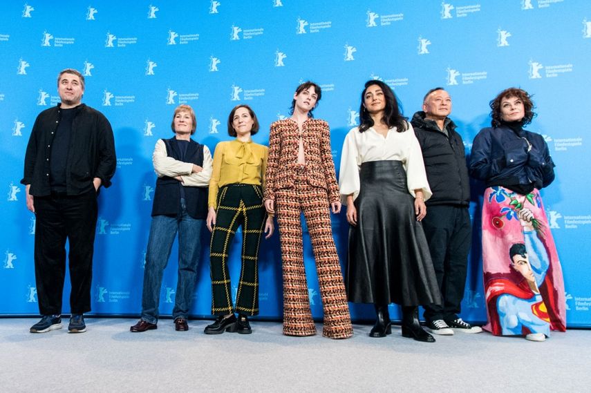 Radu Jude, Valeska Grisebach, Carla Simon, Kristen Stewart, Golshifteh Farahani, Johnnie To, y Francine Maisler, posan durante la inauguración de la Berlinale, el primer gran festival de cine del año en Europa, el 16 de febrero de 2023 en Berlín.