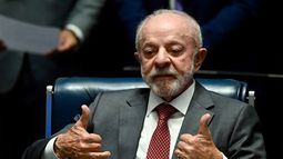 El presidente de Brasil y candidato presidencial, Luiz Inácio Lula da Silva, hace un gesto de aprobación con el pulgar durante una ceremonia de promulgación de una ley para poner fin al régimen laboral de seis días de trabajo por uno de descanso, en el Senado Federal de Brasilia, el 16 de octubre de 2026.