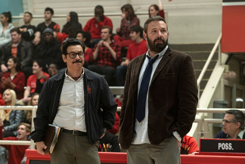 En esta imagen difundida por Warner Bros. Pictures, Al Madrigal, a la izquierda, y Ben Affleck en una escena de The Way Back.&nbsp;