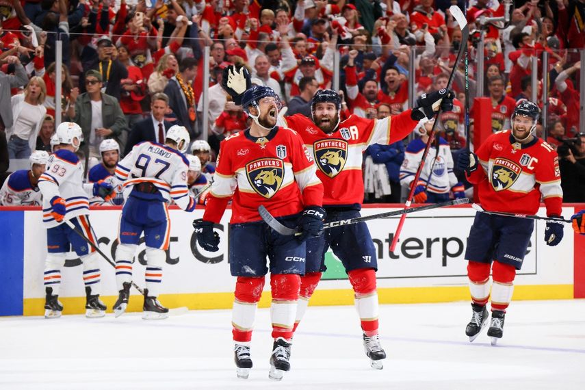 Sam Reinhart #13 de los Florida Panthers celebra con Aaron Ekblad #5 tras anotar su cuarto gol del partido contra los Edmonton Oilers