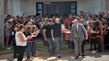 Familiares y amigos llevan los restos del fallecido futbolista argentino Emiliano Sala durante su funeral en Progreso, su pueblo natal.&nbsp;