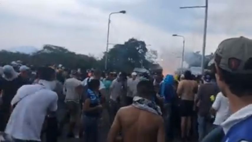 Los venezolanos que se encontraban del lado colombiano de la frontera en Ureña fueron atacados con gases lacrimógenos.