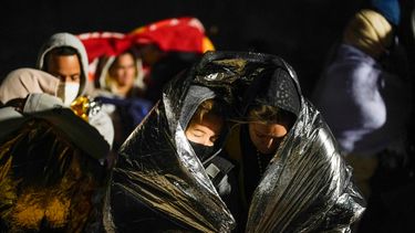 Dos migrantes cubanas intentan calentarse después de cruzar la frontera con México y entregarse a las autoridades estadounidenses para solicitar asilo, el 3 de noviembre de 2022, cerca de Yuma, Arizona.