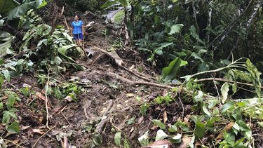 Nancy Galarza observa los daños en su comunidad en Caguas, Puerto Rico, el jueves 22 de septiembre de 2022, la cual seguía aislada cuatro días después del paso del huracán Fiona. 