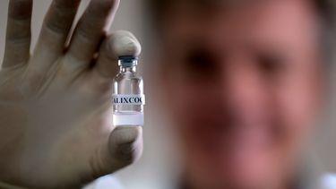 El psiquiatra brasileño Frederico García, profesor asociado del Departamento de Salud Mental de la Facultad de Medicina e investigador responsable del desarrollo de Calixcoca, vacuna contra la adicción a la cocaína y al crack, en un vial de vacuna, en la Universidad Federal de Minas Gerais (UFMG), en Belo Horizonte, estado de Minas Gerais, el 7 de junio de 2023.