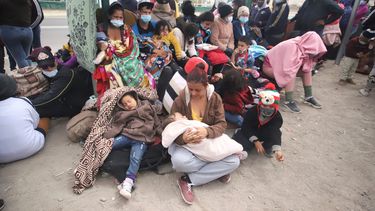 Los migrantes venezolanos se reúnen después de cruzar ilegalmente la frontera entre Bolivia y Chile en Colchane, Chile, el 3 de febrero de 2021. El paso fronterizo entre la pequeña ciudad de Colchane, Chile, y la ciudad de Pisiga, Bolivia, en una zona andina a más a más de 3.600 metros sobre el nivel del mar, se convirtió en los últimos meses en ruta para extranjeros, en su mayoría venezolanos, a pesar de la dureza y temperaturas extremas que deben soportar en esa zona.