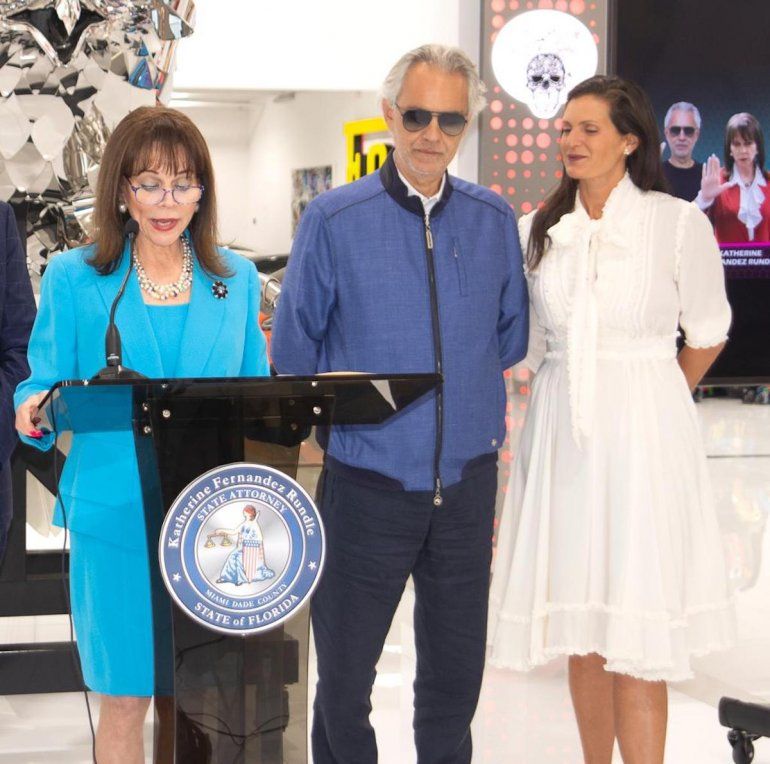 La fiscal estatal Katherine Fernández Rundle presenta la nueva campaña contra el tráfico humano en Miami, junto al tenor Andrea Bocelli y su esposa, Verónica.