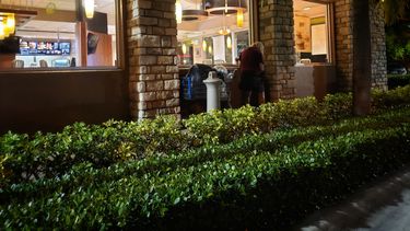 Un desamparado a las afueras de un McDonald en la ciudad de Hollywood, en el condado de Broward, Florida.&nbsp;