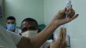 Eusebio Torres espera ser vacunado mientras una enfermera prepara la dosis de la vacuna cubana Abdala para el COVID-19 en el hospital Gustavo Aldereguia de Cienfuegos, Cuba, el domingo 30 de mayo de 2021. Eusebio Torres espera ser vacunado mientras una enfermera prepara la dosis de la vacuna cubana Abdala para el COVID-19 en el hospital Gustavo Aldereguia de Cienfuegos, Cuba, el domingo 30 de mayo de 2021.