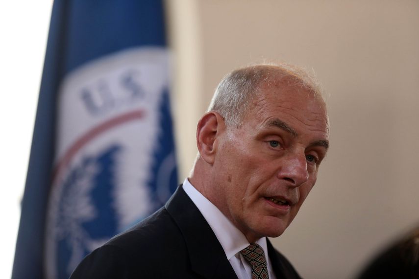 El secretario de Seguridad Nacional de Estados Unidos, John&nbsp;Kelly&nbsp;(c), habla en una conferencia de prensa en la que se refirió al tema migratorio y aseguró que en esa materia solo cumple la ley vigente de su país y pidió a la población migrante que se traslade de una forma legal.