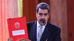 Nicolás Maduro se propone cambiar 80 artículos de la Constitución Bolivariana de 1999, cuyo padre es Hugo Chàvez