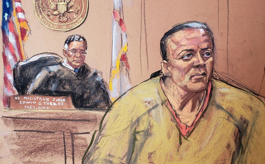 Reproducción fotográfica de un dibujo realizado por la artista Jane Rosenberg donde aparece Cesar Sayoc (delante), presunto autor del envío de al menos 13 paquetes bomba.