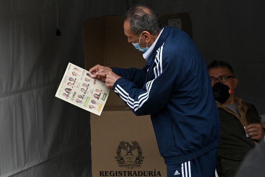 Un hombre vota en Bogotá mientras se abren las urnas en Colombia para la primera vuelta de las elecciones presidenciales, el 29 de mayo de 2022.&nbsp;&nbsp;