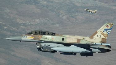 Israel atacó a lo largo de la noche docenas de objetivos militares iraníes en Siria tras acusar a Irán del lanzamiento previo de 20 cohetes, de los que cuatro fueron interceptados y el resto cayeron en suelo sirio.