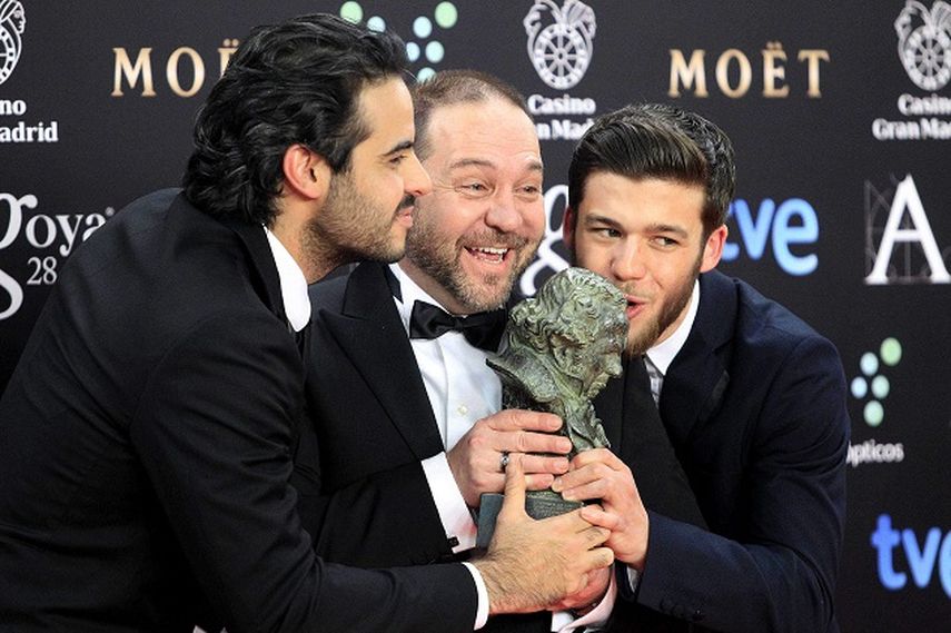 El actor y director venezolano Miguel Ferrari (c) tras recibir el Goya a la Mejor película iberoamericana, por su cinta Azul y no tan rosa, durante la gala de entrega de los 28 premios Goya. (EFE)
