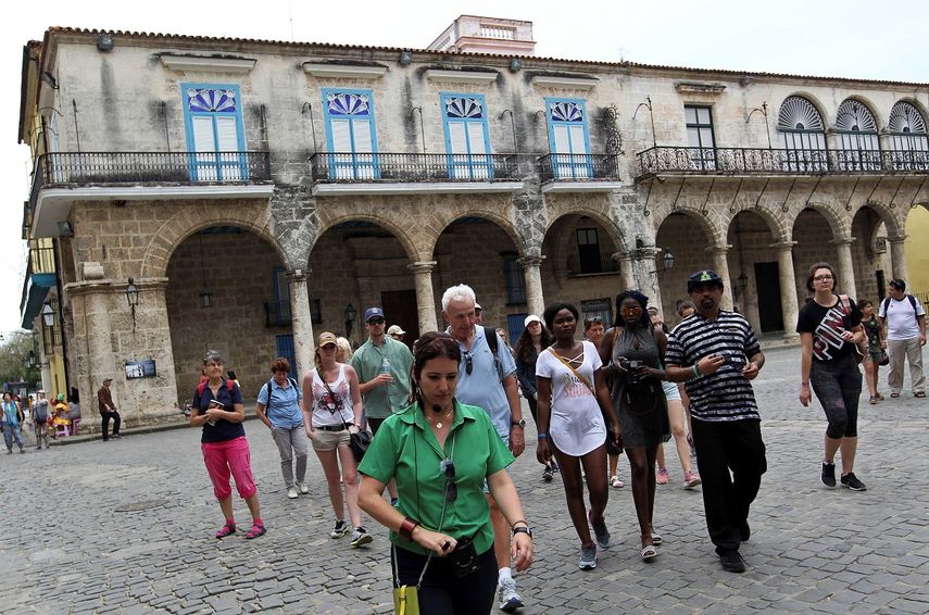 Varios turistas&nbsp; caminan por la Plaza de la Catedral, en La Habana (Cuba).&nbsp;&nbsp;