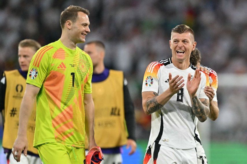 El portero alemán Manuel Neuer, el mediocampista Toni Kroos y el delantero Thomas Mueller (R) celebran después de ganar el partido de fútbol del Grupo A de la UEFA Euro 2024 entre Alemania y Escocia en el Munich Football Arena en Múnich, el 14 de junio de 2024. &nbsp;