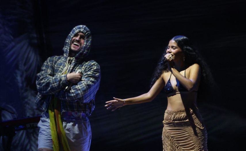 Bad Bunny y la cantante puertorriqueña Loren Aldarondo, de Chuwi, actúan en el escenario durante la 26.ª entrega anual de los Premios Latin Grammy en el MGM Grand Garden Arena de Las Vegas, Nevada, el 13 de noviembre de 2025.&nbsp;