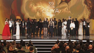 Los equipos de La infiltrada y El 47 tras conocerse el Goya ex aequo a Mejor película en la 39º edición de los Premios Goya, en el Palacio de Exposiciones y Congresos de Granada, el 8 de febrero de 2025, en Granada, Andalucía (España).