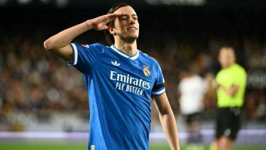 El defensor español del Real Madrid, Álvaro Carreras, celebra luego de anotar un gol en un partido ante el Valencia, el 8 de febrero de 2026.