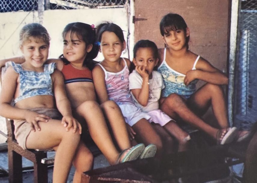 Isabella junta a sus amigas en Meneses, durante un verano en los que visitaba a su familia.
