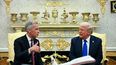 El presidente de Estados Unidos Donald J. Trump dialoga con el primer ministro de Canadá Mark Carney.