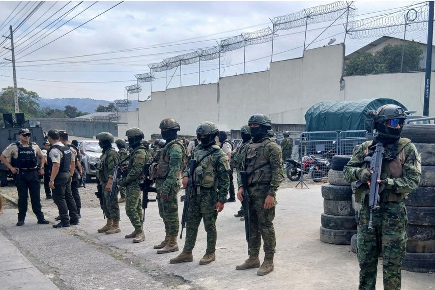 Policías y militares hacen guardia frente a una prisión en Esmeraldas, Ecuador, el 25 de septiembre de 2025