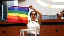 Diputada del Congreso de Guerrero enseña una bandera LGTB.