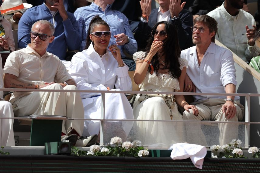 El músico Flea y la diseñadora de moda Melody Ehsani, junto a Inés de Ramón y Brad Pitt, en el torneo de tenis French Open, en París.