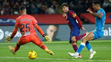Sergi Roberto (centro), del Barcelona, anota el tercer gol de su equipo durante el partido de fútbol de la Liga de España entre Barcelona y Almería en el estadio Olímpico Lluis Companys, el miércoles 20 de diciembre de 2023.