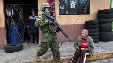 Militares patrullan por una zona residencial del sur de Quito, Ecuador, el viernes 12 de enero de 2024, como secuela a la fuga de dos cabecillas de bandas criminales de prisión.