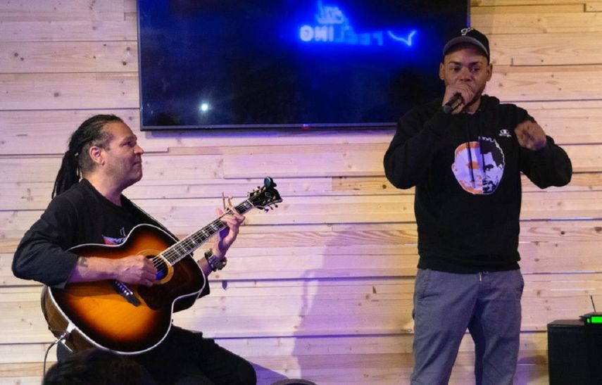 “El Funky” uno de los interpretes de Patria y Vida que anunció un concierto por la libertad de Cuba y la liberación de todos los presos políticos en el Real Café el próximo 20 de mayo