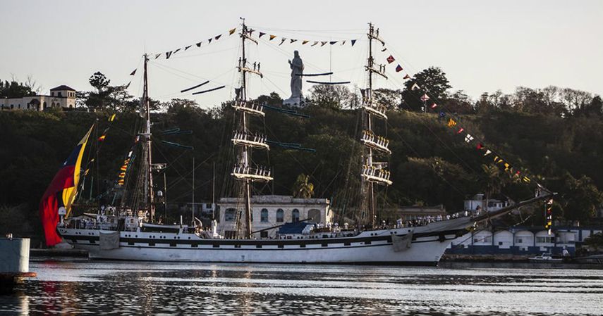 El Simón Bolívar, llamado también Embajador Sin Fronteras, fue construido en 1979 en los astilleros de Celaya, en Vizcaya (norte de España), tiene más de 82 metros de eslora y ha viajado a más de 40 países.