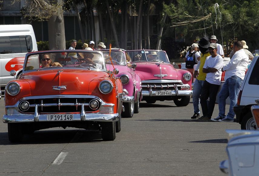 Los choferes de autos antiguos están entre los emprendedores que se sienten afectados por las políticas de Washington y La Habana.
