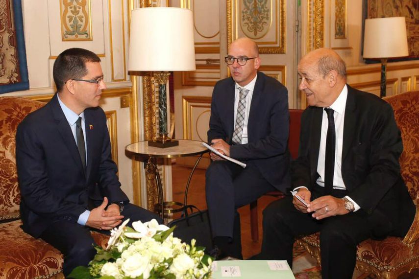 El ministro francés de Asuntos Exteriores, Jean-Yves Le Drian, se reunió  este martes en París con su homólogo venezolano, Jorge Arreaza, en una  entrevista que no había sido previamente anunciada.