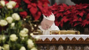 El papa Francisco se inclina sobre el altar durante la misa de la Epifanía, en la Basílica de San Pedro, en el Vaticano, el 6 de enero de 2022.&nbsp;