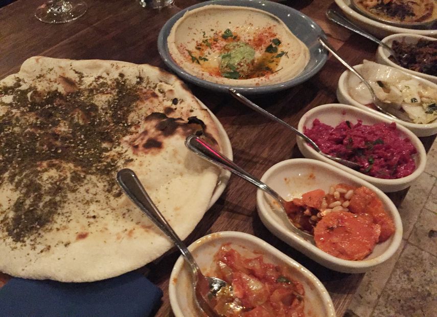 Si vas al restaurante Zahav, pide el salatim: seis exquisitas ensaladillas de vegetales con pan laffa y humus.