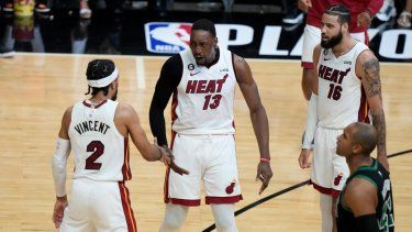 Gabe Vincent (2) y Bam Adebayo (13), del Heat de Miami, celebran durante la segunda mitad del juego de baloncesto de la NBA, en la serie de playoff de la Conferencia Este, en contra de los Celtics de Boston, el domingo 21 de mayo de 2023.
