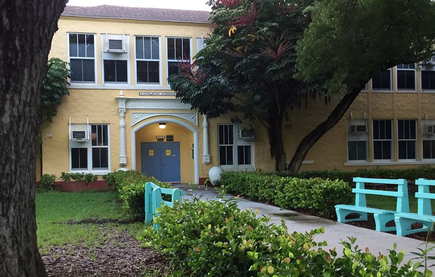 Vista parcial de la entrada de la escuela Silver Bluff Elementary, en Miami-Dade, durante pandemia de coronavirus.