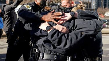 El jefe de la policía de Nashville, John Drake, izquierda, abraza a un grupo de agentes que a su vez se abrazan conmocionados tras hablar en una conferencia de prensa el domingo 27 de diciembre de 2020, en Nashville, Tennessee.&nbsp;